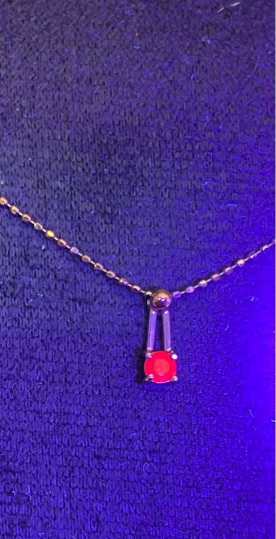 ピンクと赤のストーン付きネックレス