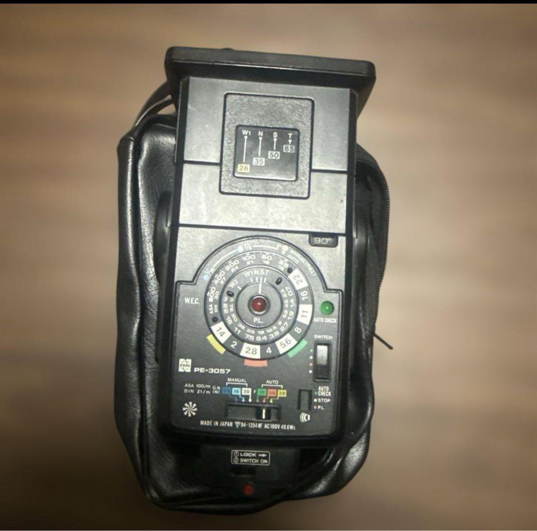 アルミ製カメラケース、カメラ、レンズ、その他装着品セット