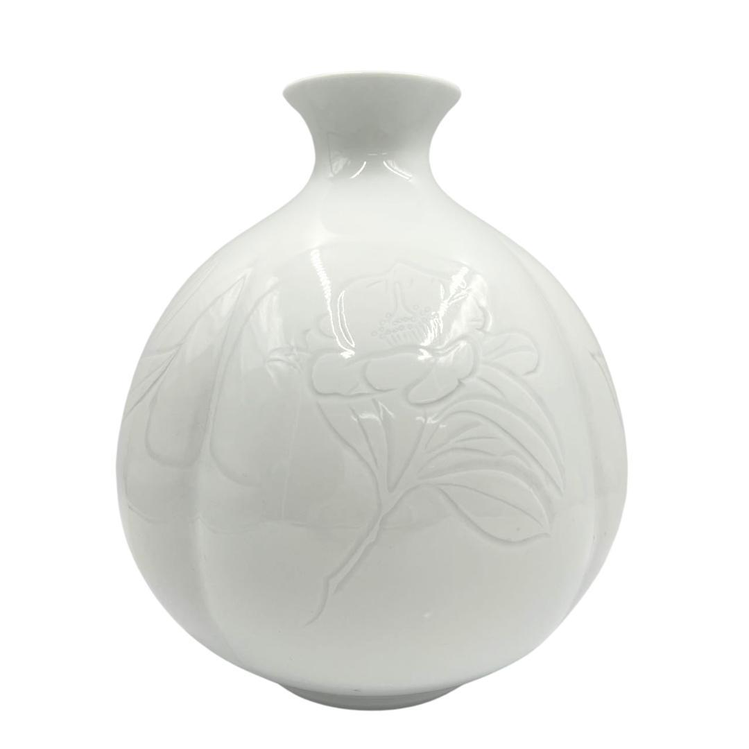 井上萬二　白磁彫文壷　白磁　椿　花　壺　陶芸　花瓶