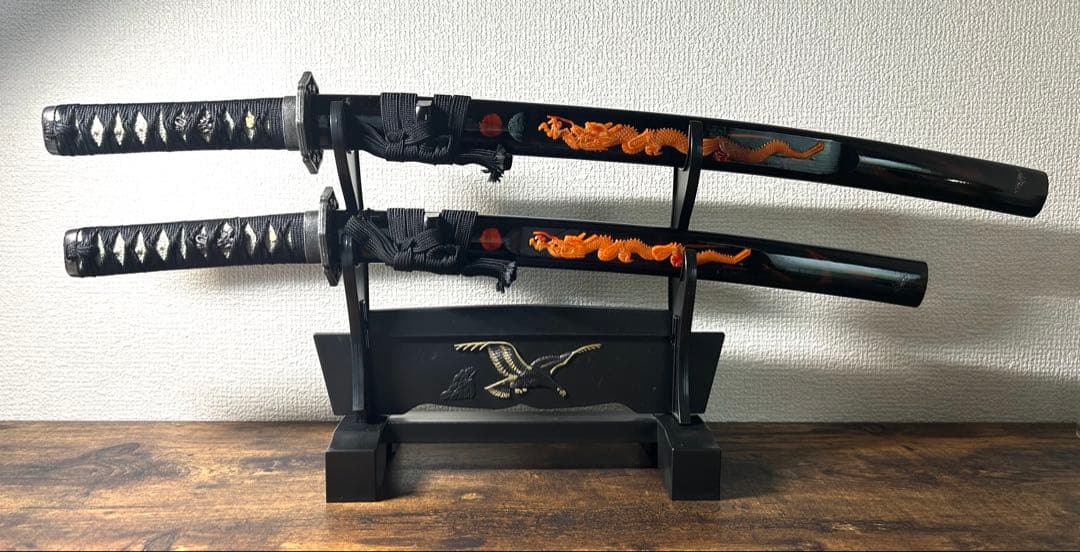 日本製　模造刀 2本セット 刀掛台付き 龍柄 黒色 観賞用　小道具　コスプレ