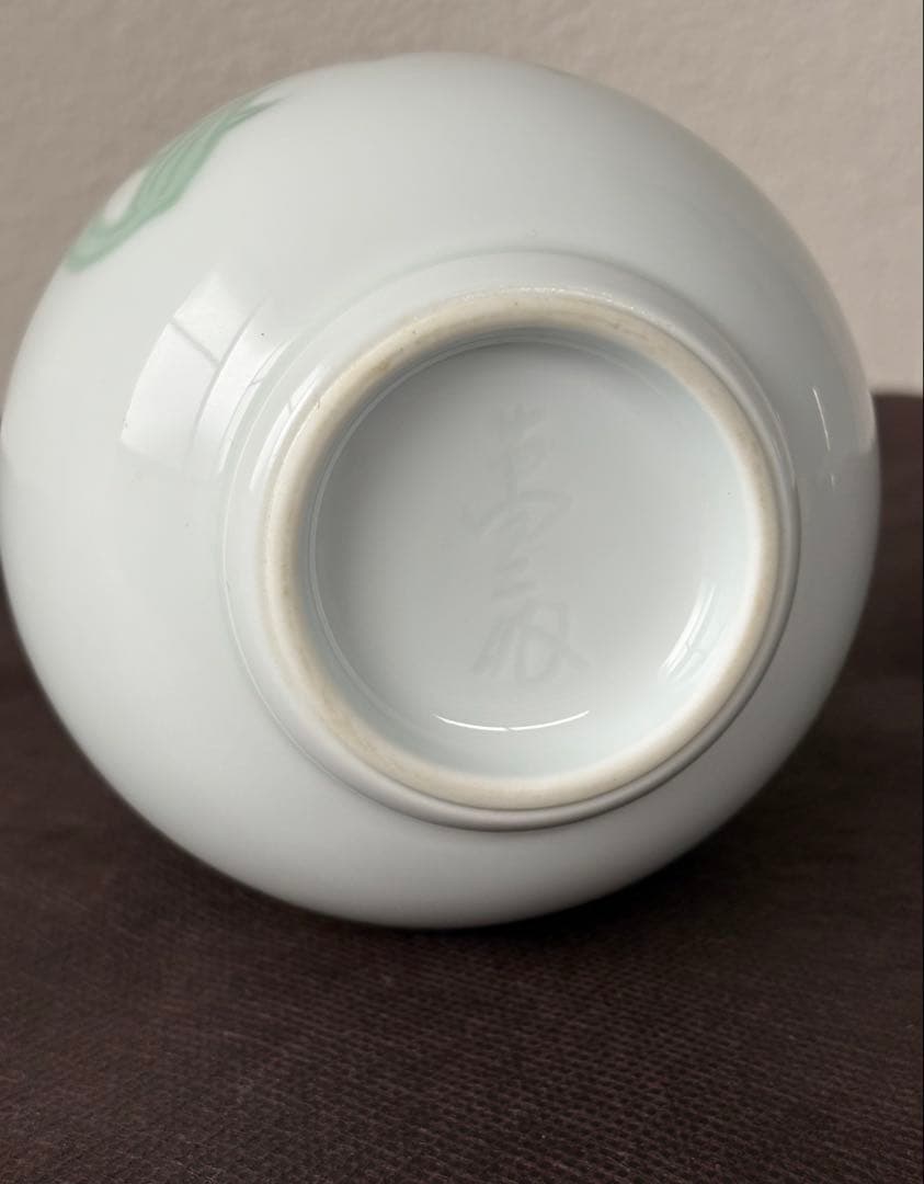 t*y様 『人間国宝 井上萬二』本人作　 　白磁緑釉百合彫文 陶器　徳利・酒器