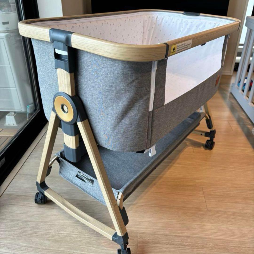 グレーの折りたたみベビーベッド