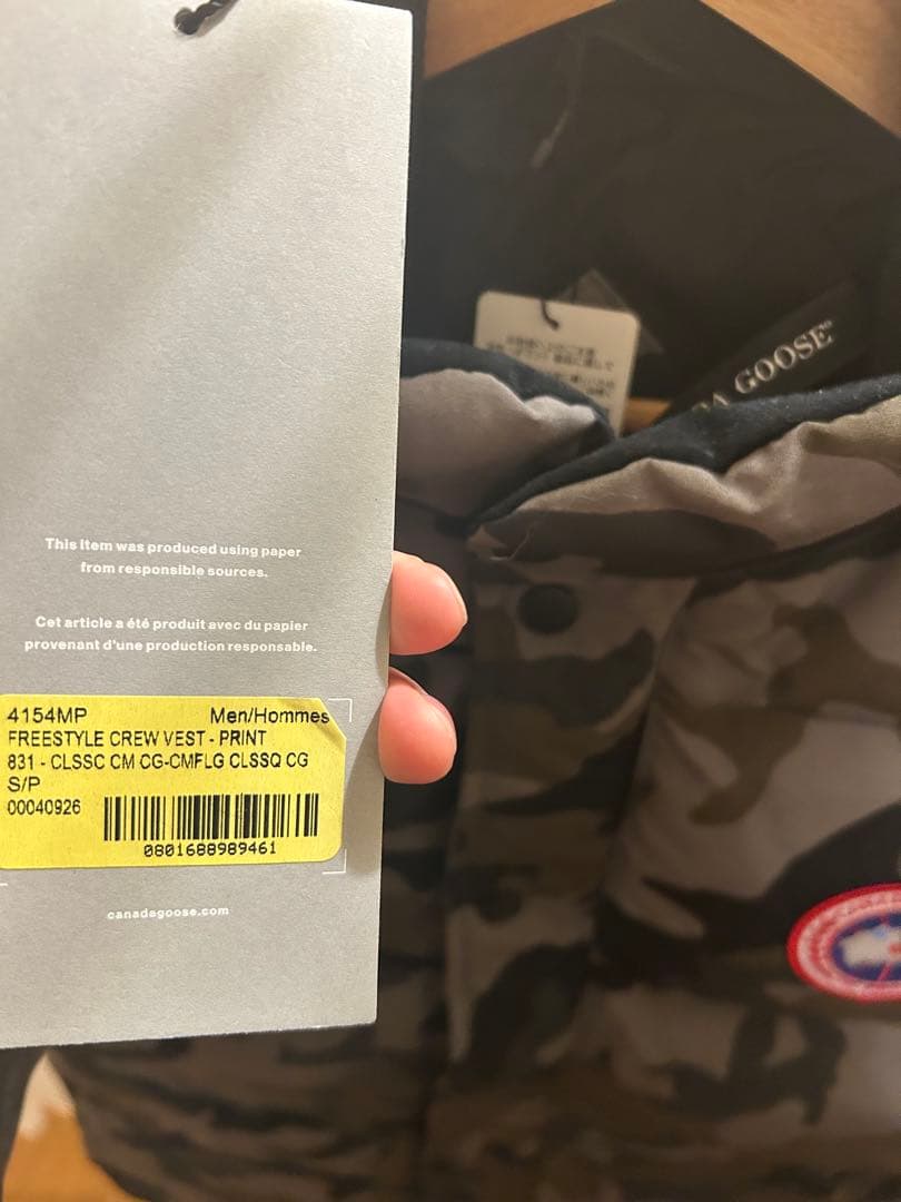 新品カナダグース　迷彩ダウンベスト ロゴパッチ付き