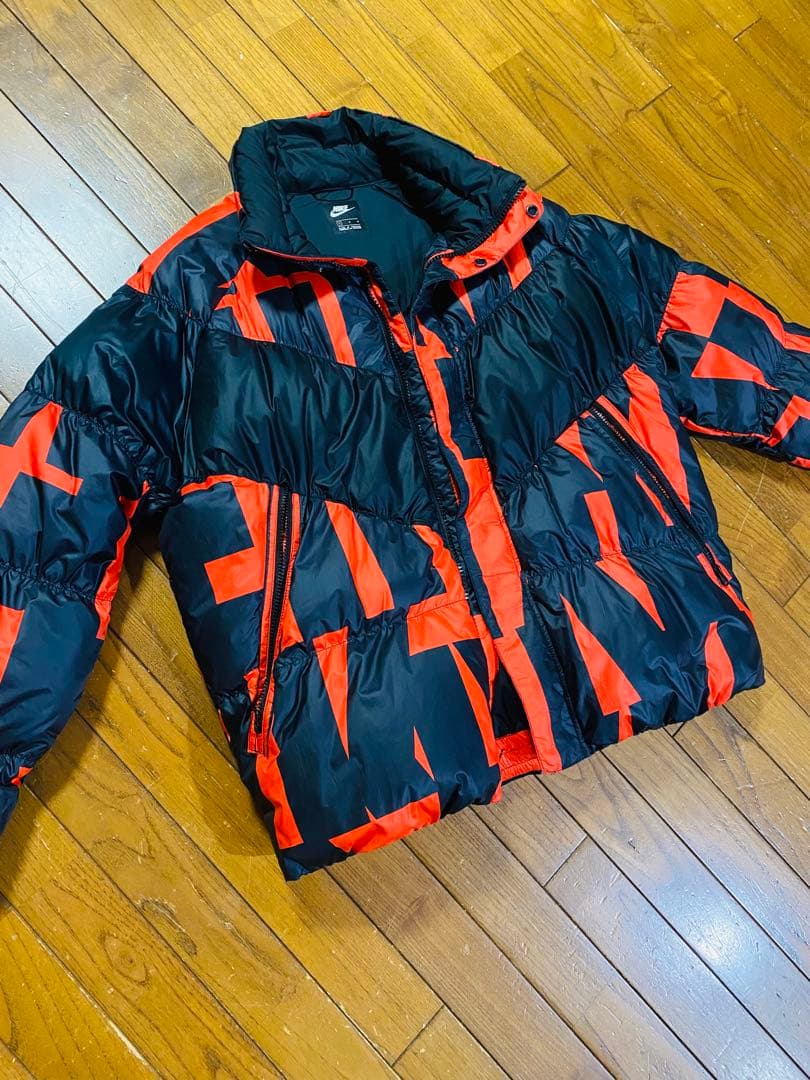 NIKE ダウンジャケット　総柄　ブラック・レッド　Mサイズ　日本XL相当