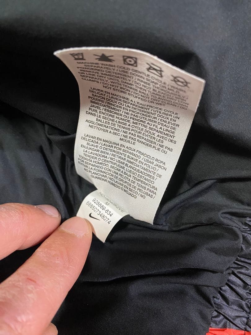 NIKE ダウンジャケット　総柄　ブラック・レッド　Mサイズ　日本XL相当