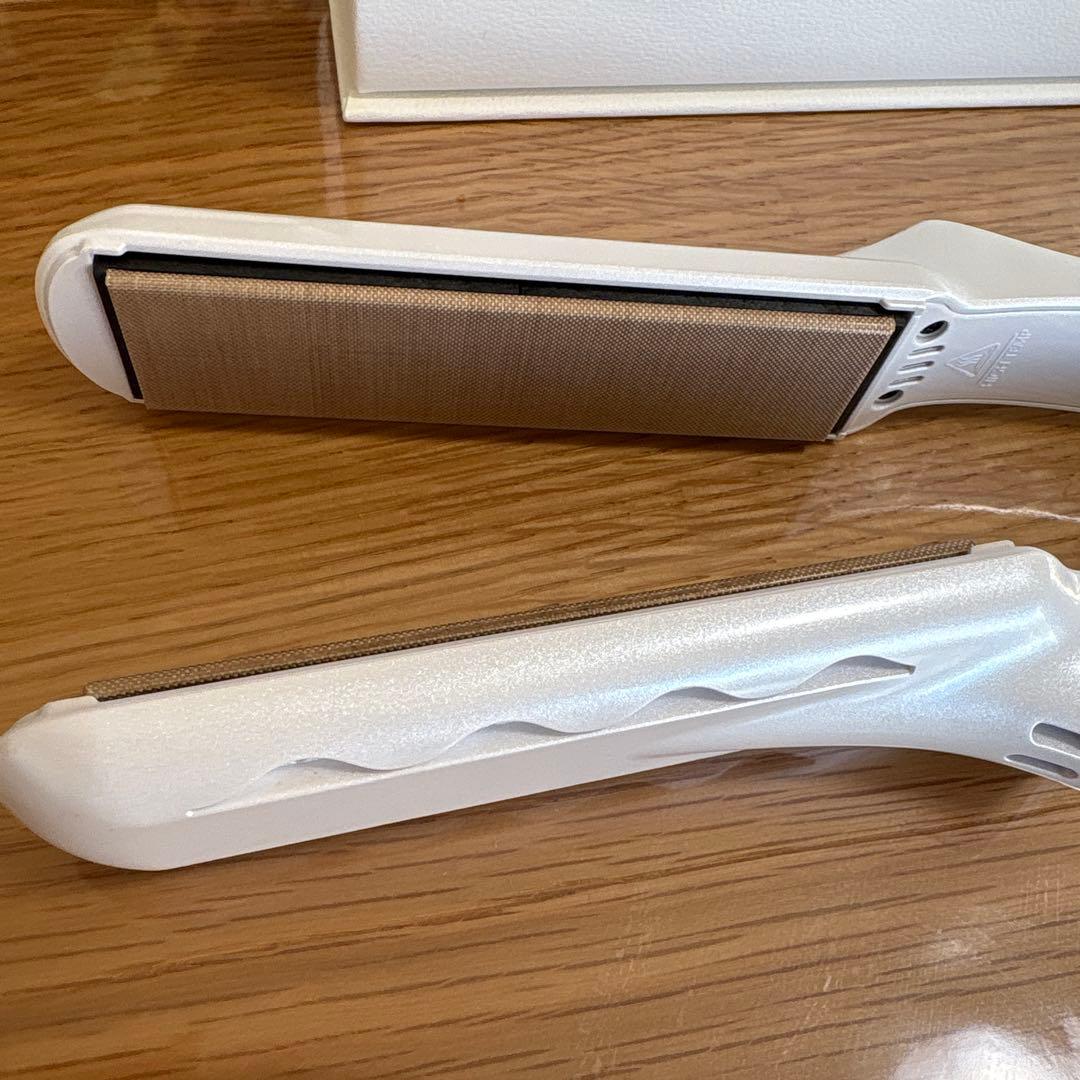【極美品】絹女KINUJO ストレートヘアアイロン キヌジョ　ホワイト