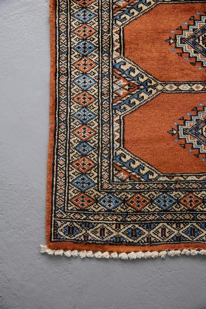 ヴィンテージラグ　トライバルラグ　パキスタン産（121×77cm）橙　茶　サンド