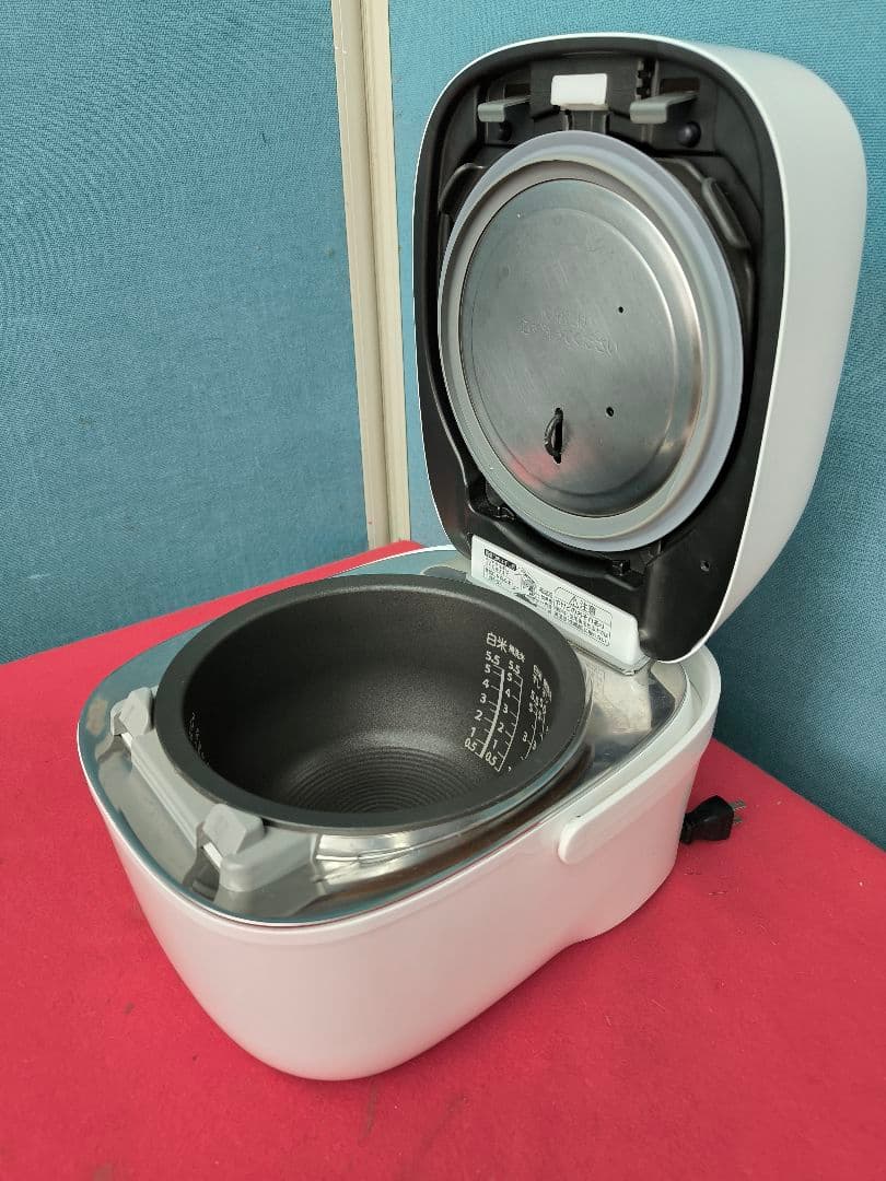 2022年製　東芝 真空圧力IH炊飯ジ-5.5合　炎匠炊き　RC-10E2VS