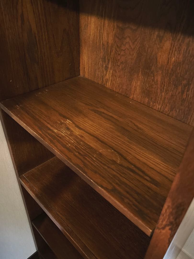 重厚　古くてしっかりした本棚