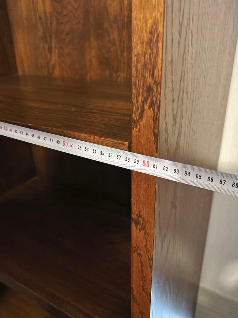 重厚　古くてしっかりした本棚