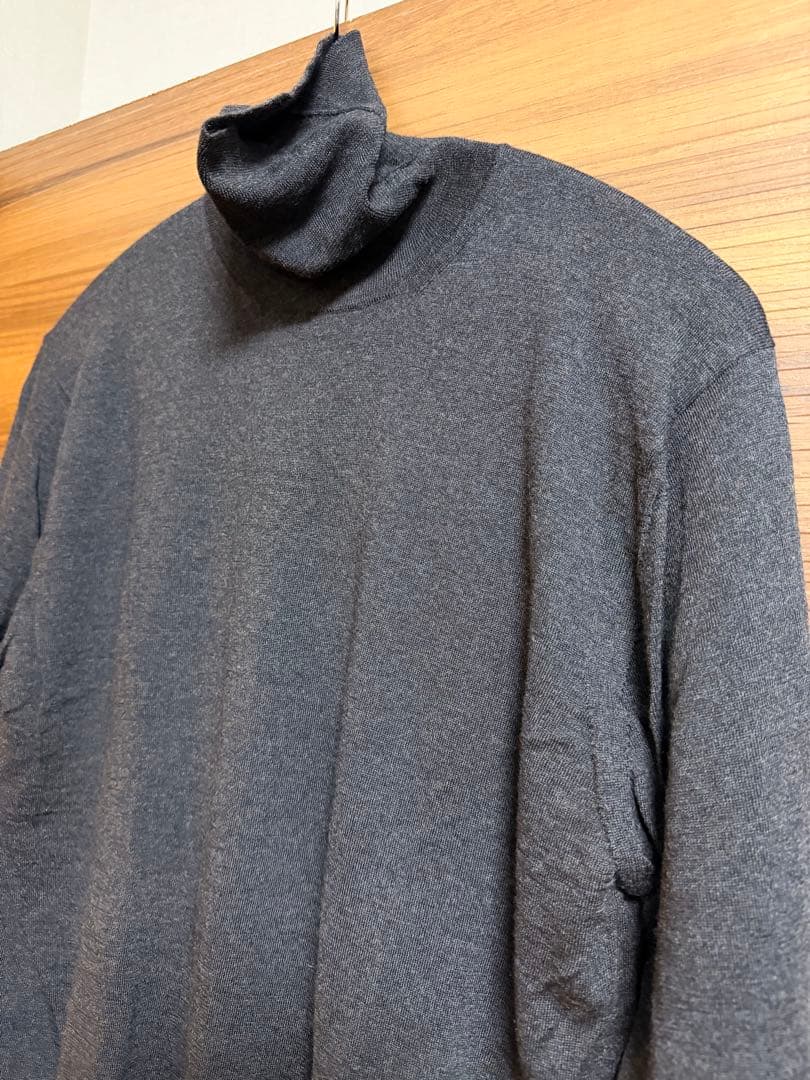 クルチアーニ　ダークグレー タートルネック