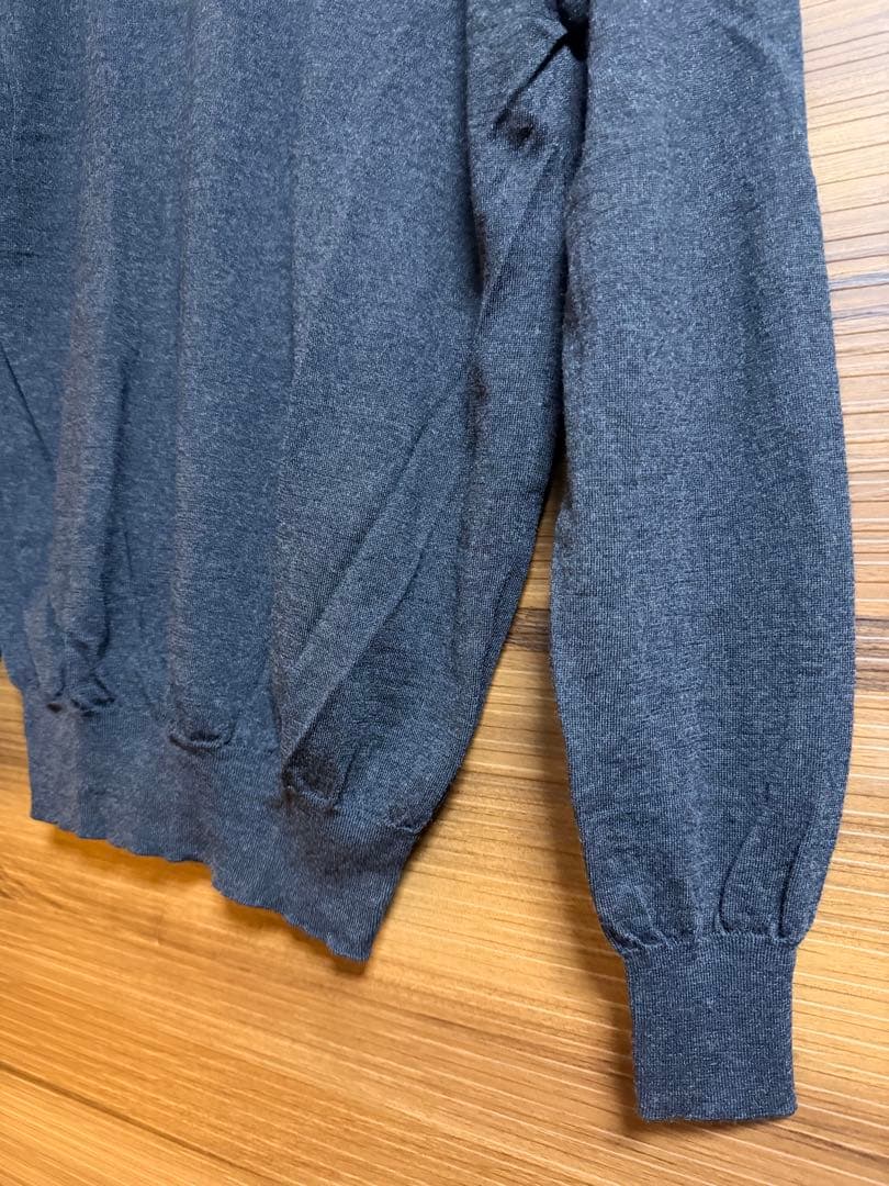 クルチアーニ　ダークグレー タートルネック