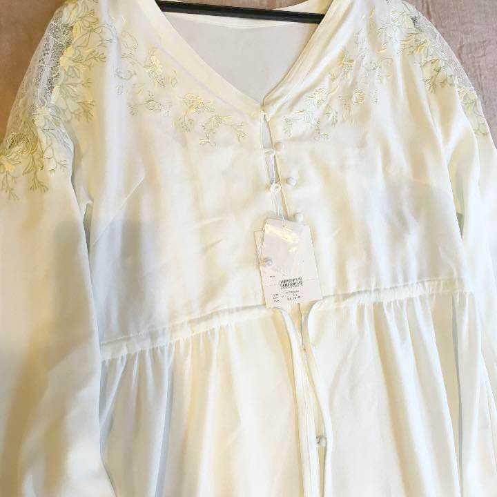 マーキュリーデュオ ネット限定 梨地刺繍ガウンワンピース