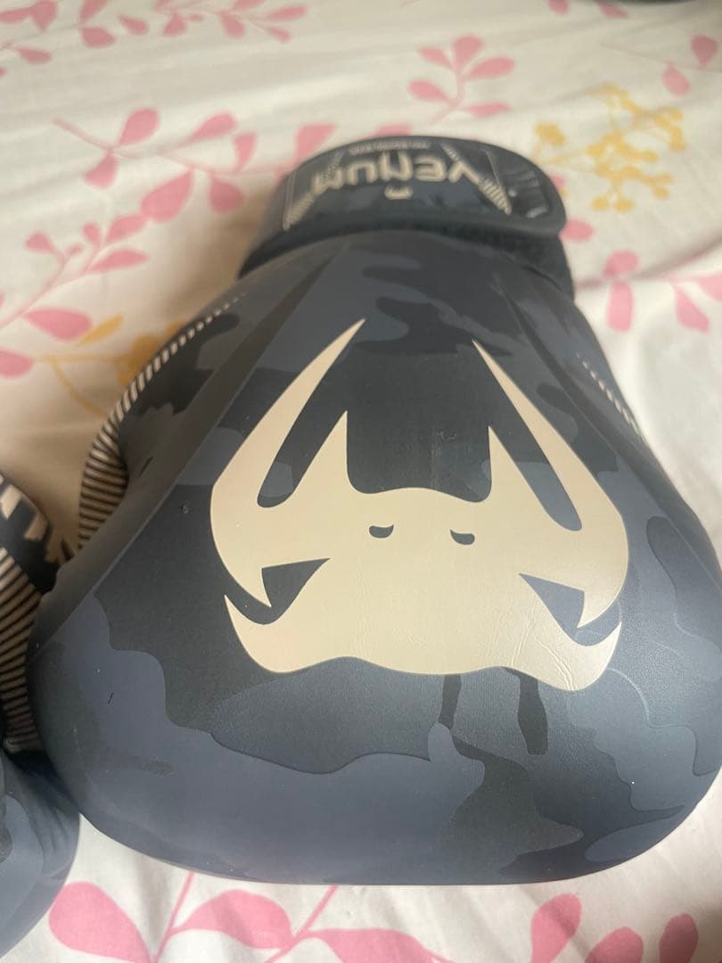 【美品】VENUM ボクシンググローブ 12oz ダークカモ）