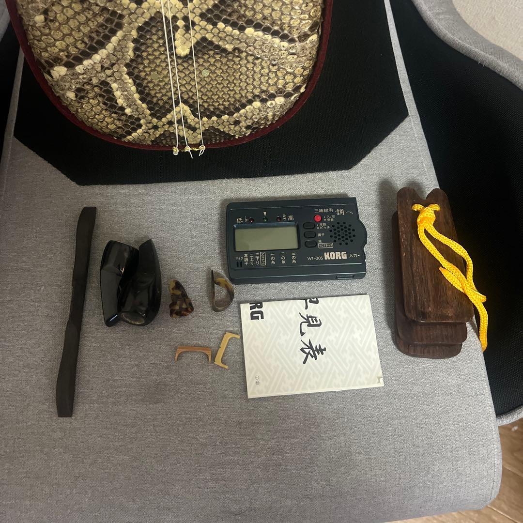 【美品】三味線本体 赤茶色 蛇皮付属品あり　ケース付き！