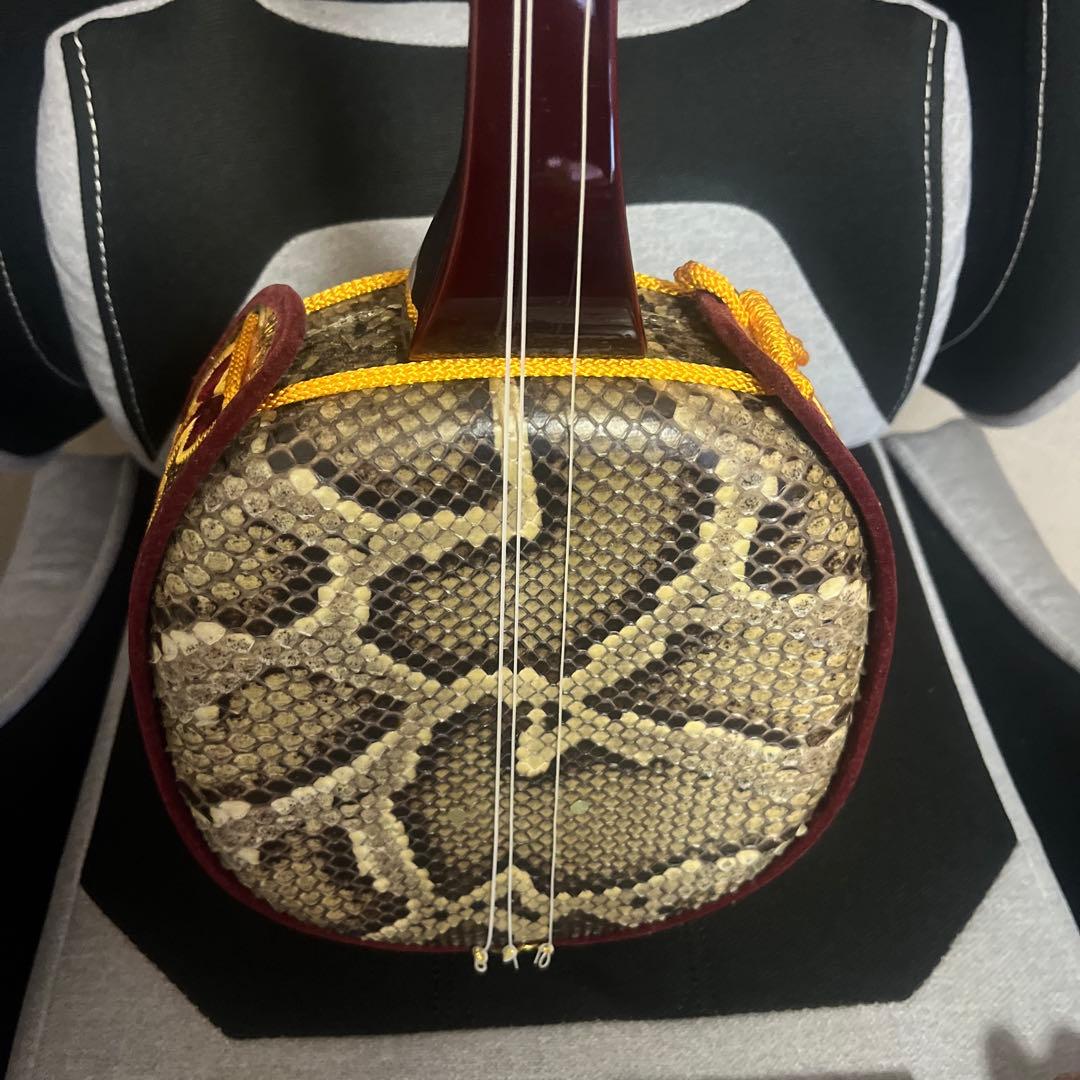 【美品】三味線本体 赤茶色 蛇皮付属品あり　ケース付き！