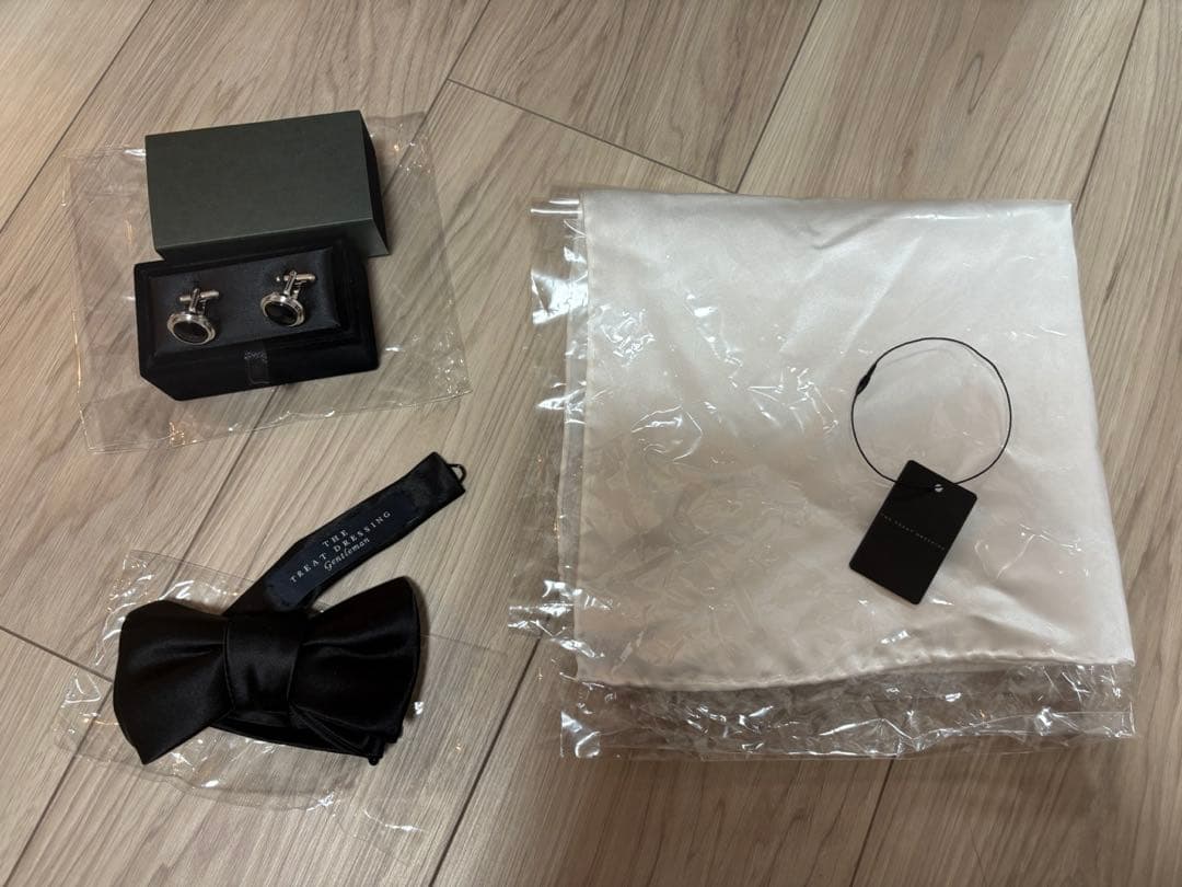 トリートドレッシング　黒　蝶ネクタイ、黒カフリンクス、白ポケットチーフ