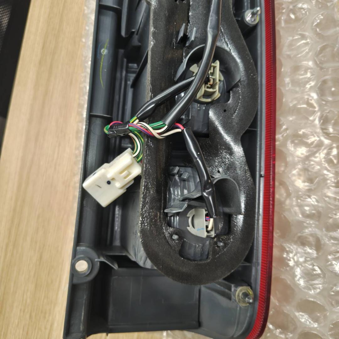 ハイエース　左テールランプ