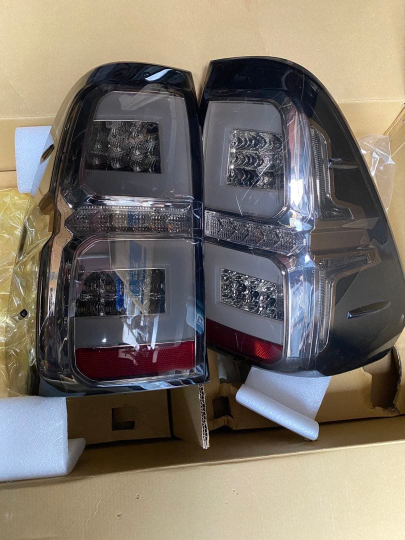 大*希様 トヨタ ハイラックス スモークシーケンシャルLEDテールランプ