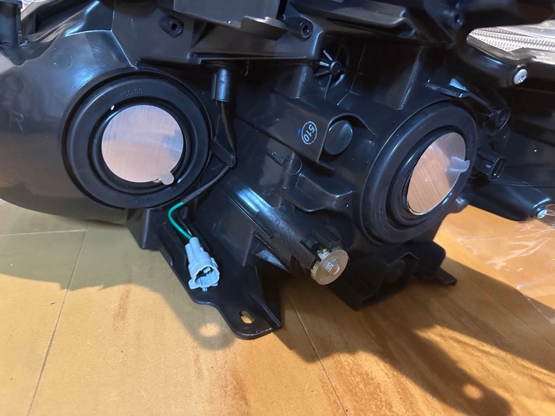 ZVW30 プリウス30 ヘッドライト