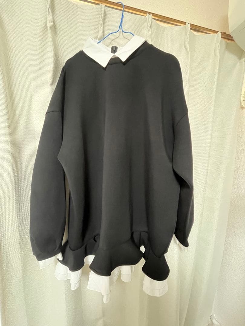 Olu. フリル付き黒長袖ミニワンピース