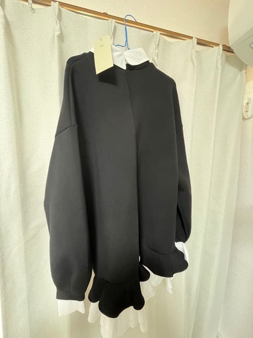 Olu. フリル付き黒長袖ミニワンピース