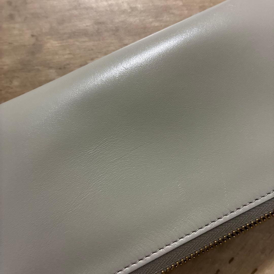 北欧、暮らしの道具店「スリムに見えて収納上手」L字ファスナーの長財布ペールグレー