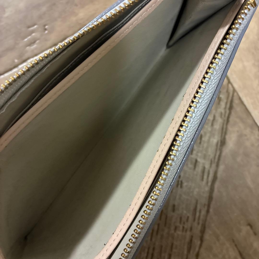 北欧、暮らしの道具店「スリムに見えて収納上手」L字ファスナーの長財布ペールグレー