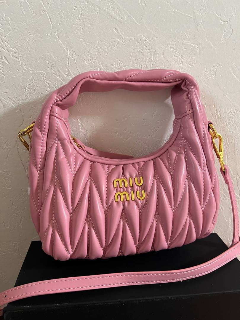 miu miu ピンク ショルダーバッグ