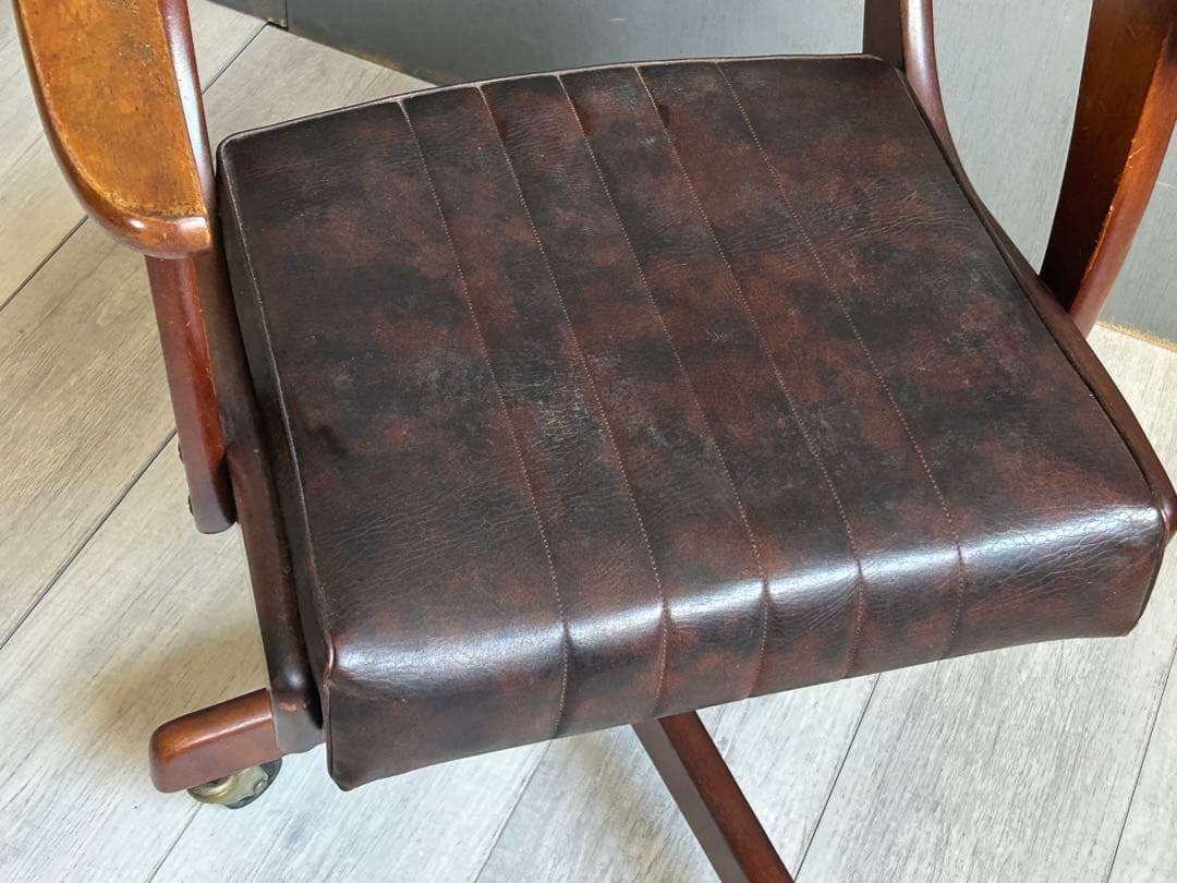クラシック　アームチェア　ヴィンテージ　レザー　キャスター付　デスクチェア　IG