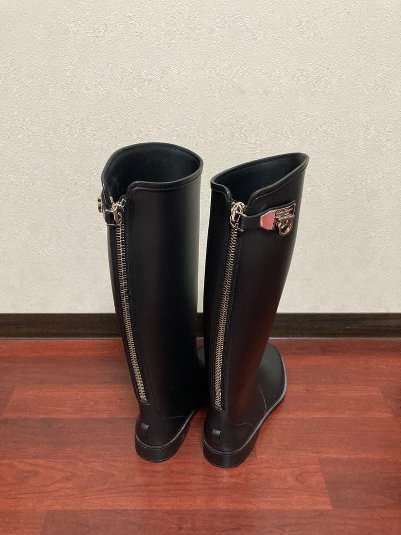 Salvatore Ferragamo 黒 レインブーツ