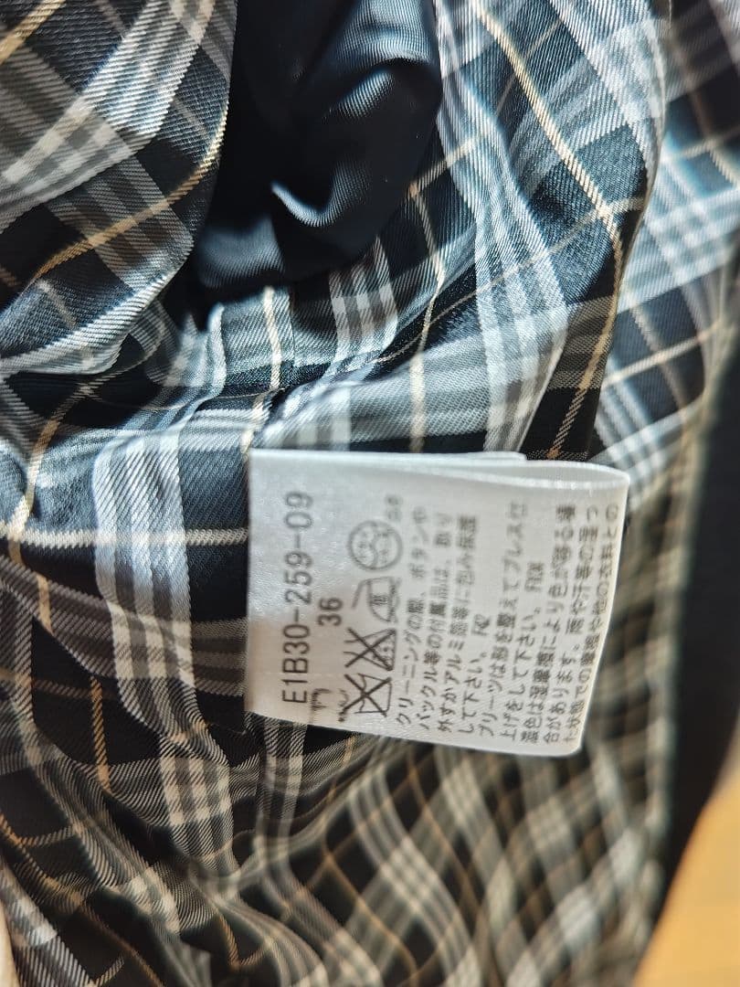 黒いコート ボタン付き チェック裏地