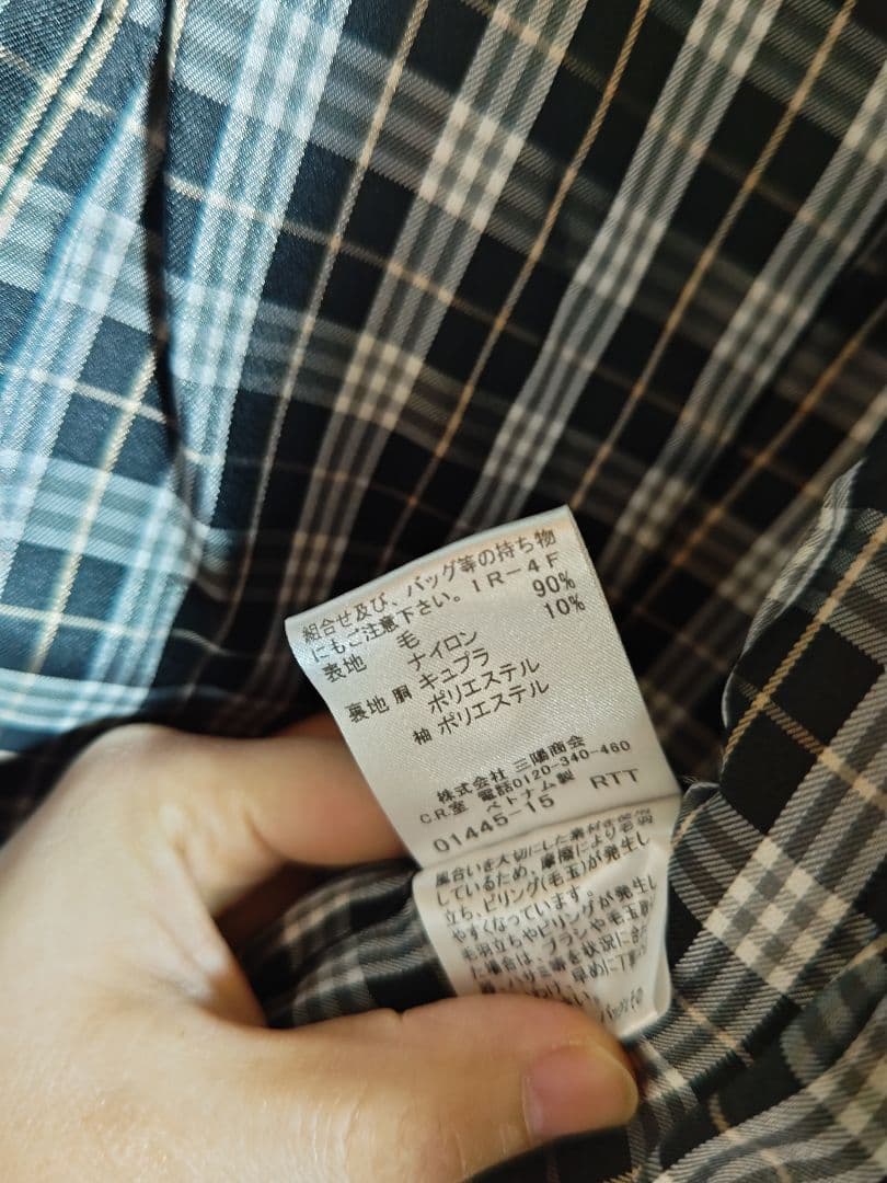 黒いコート ボタン付き チェック裏地