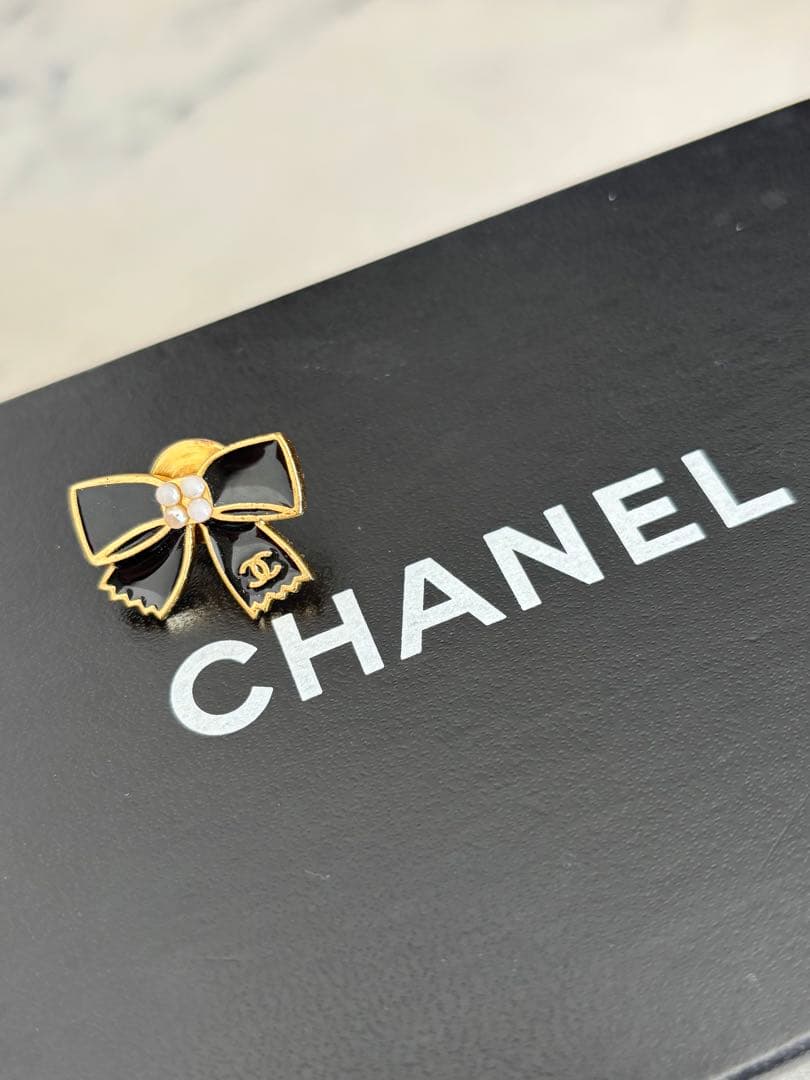 KokoCHANEL本物 リボンモチーフのブローチピン ヴィンテージ
