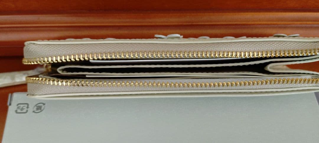 JAL限定販売品　アンテプリマ L字型財布