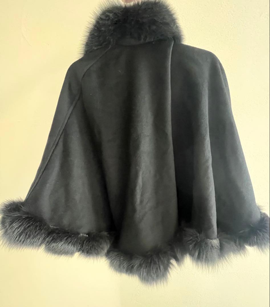 SAGA FURS ブラックファー付きポンチョ