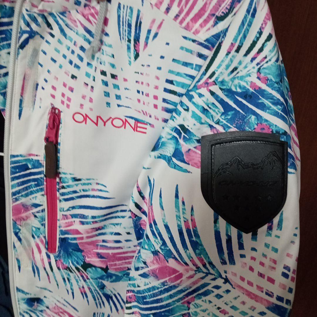 人気のONYONE　新品未使用タグ付き　スキーウェア上下（女性用）
