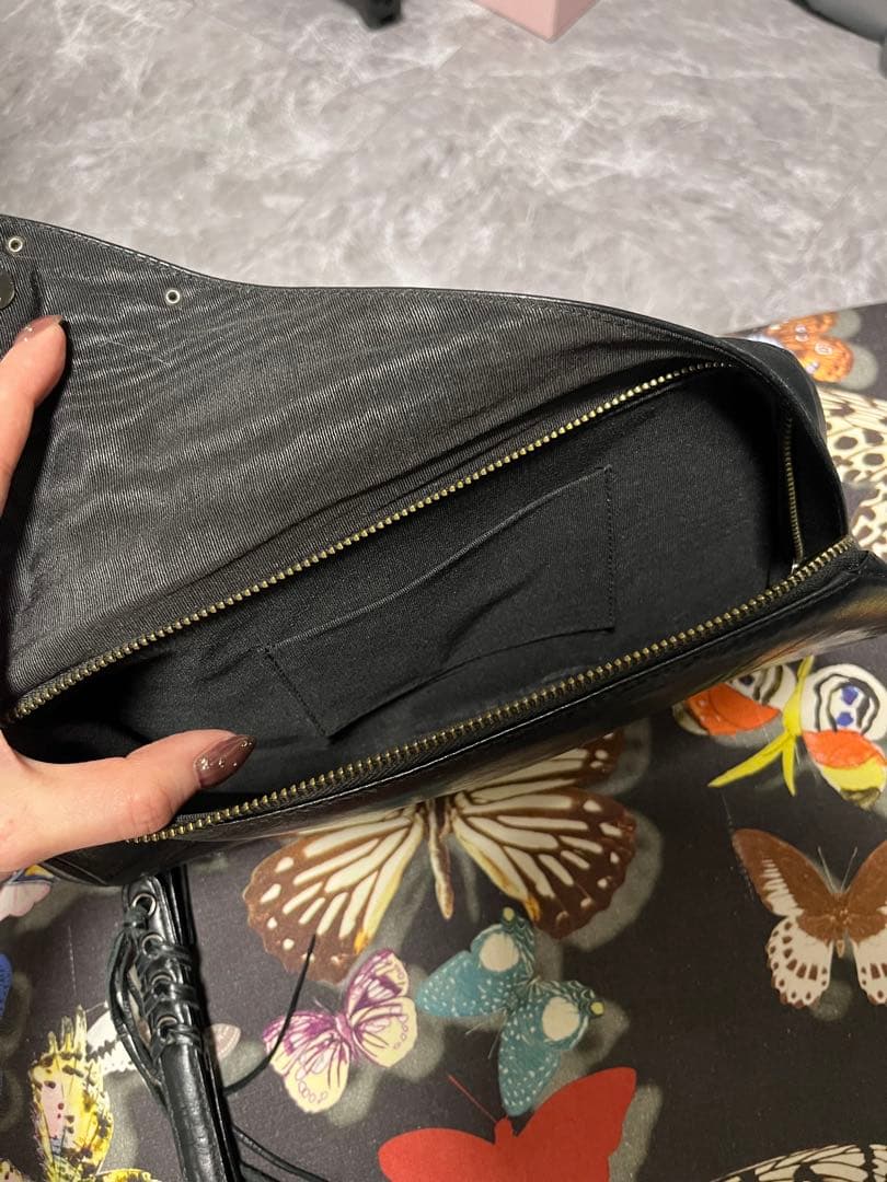 alice auaa レザークラッチバッグ