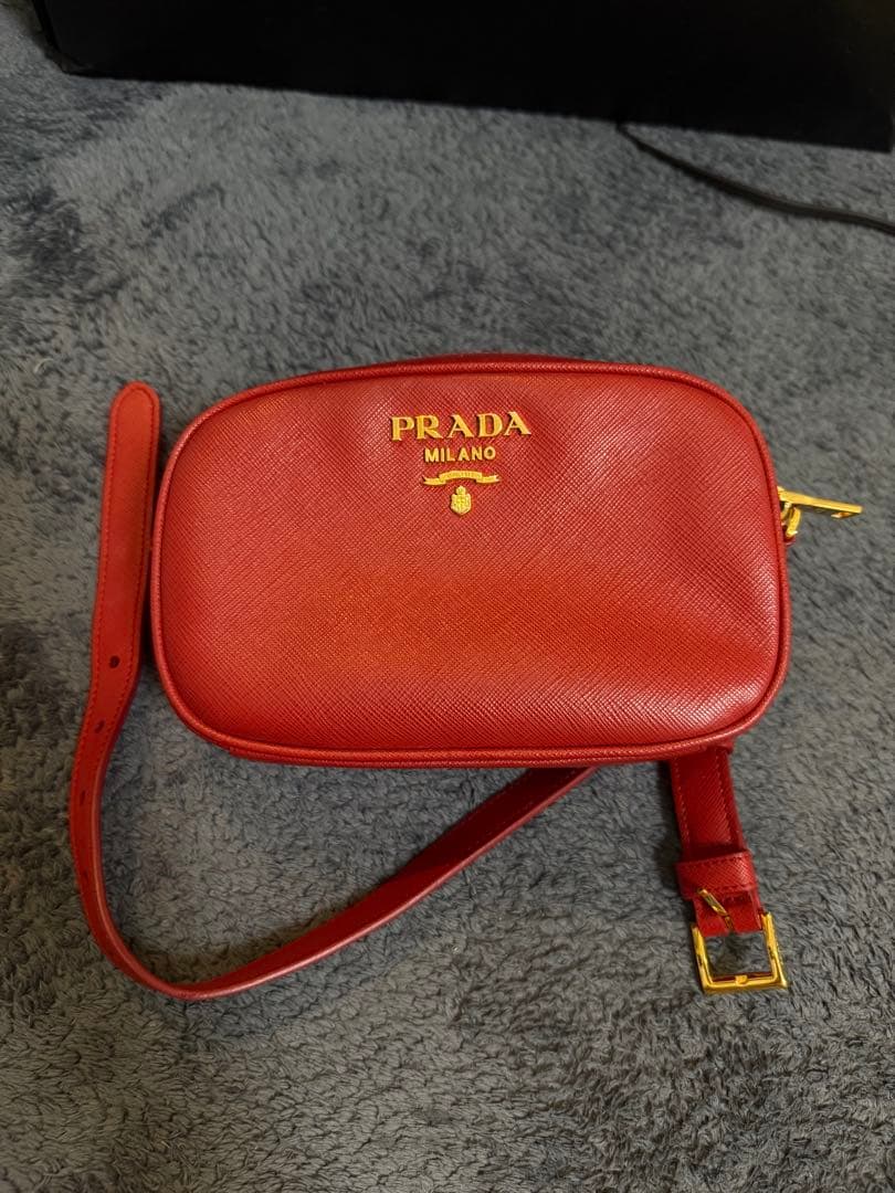 PRADA レッド ボディバッグ