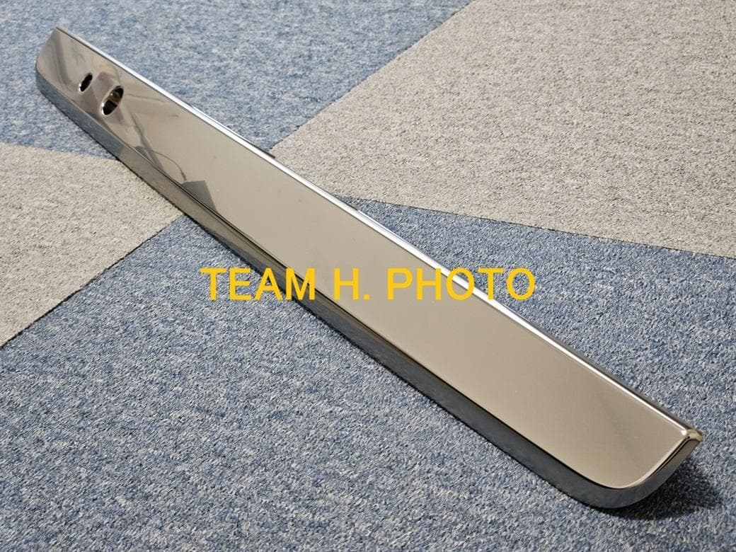 200系ハイエース ダークプライムＳ　純正バックドアガーニッシュ　サテンメッキ