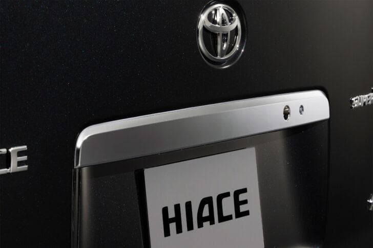 200系ハイエース ダークプライムＳ　純正バックドアガーニッシュ　サテンメッキ