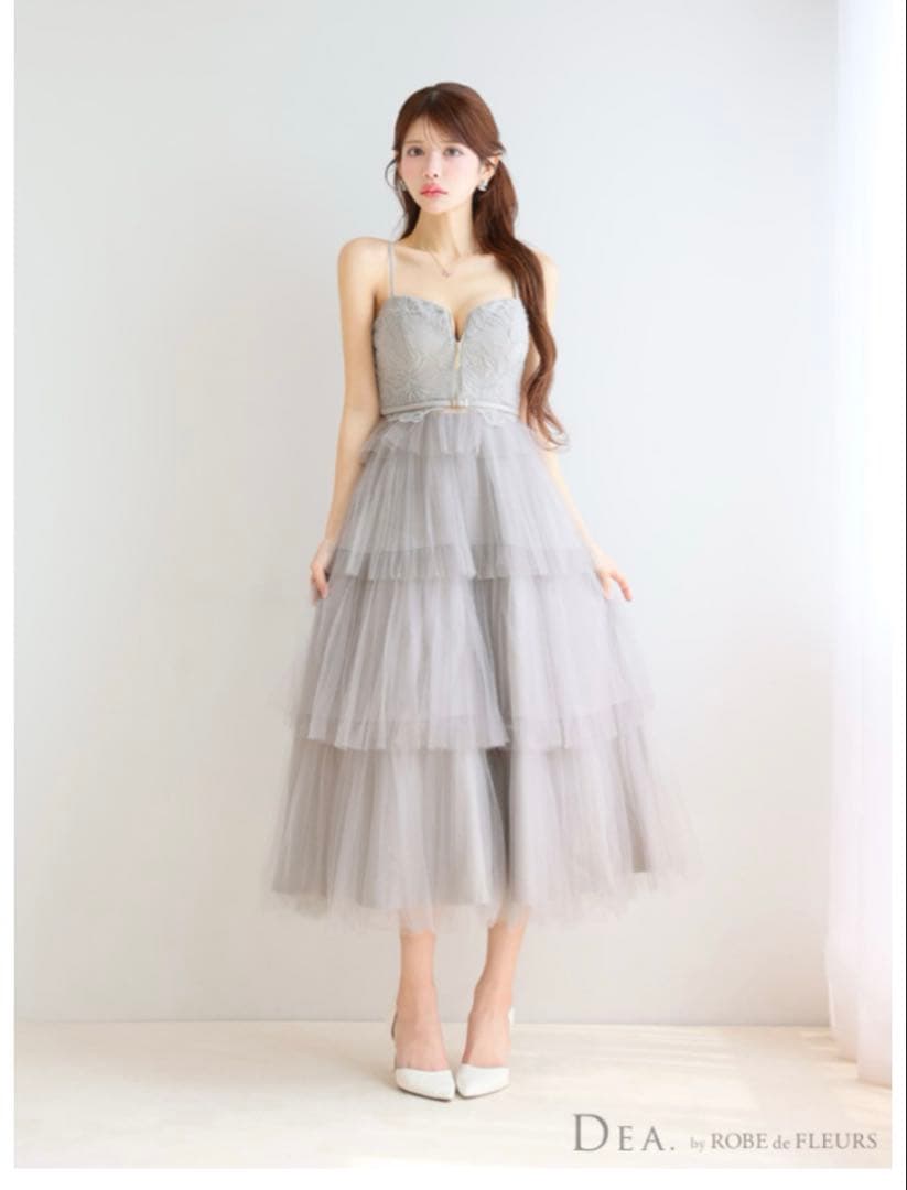 DEA.byROBE de FLEURS グレーの刺繍入りティアードドレス