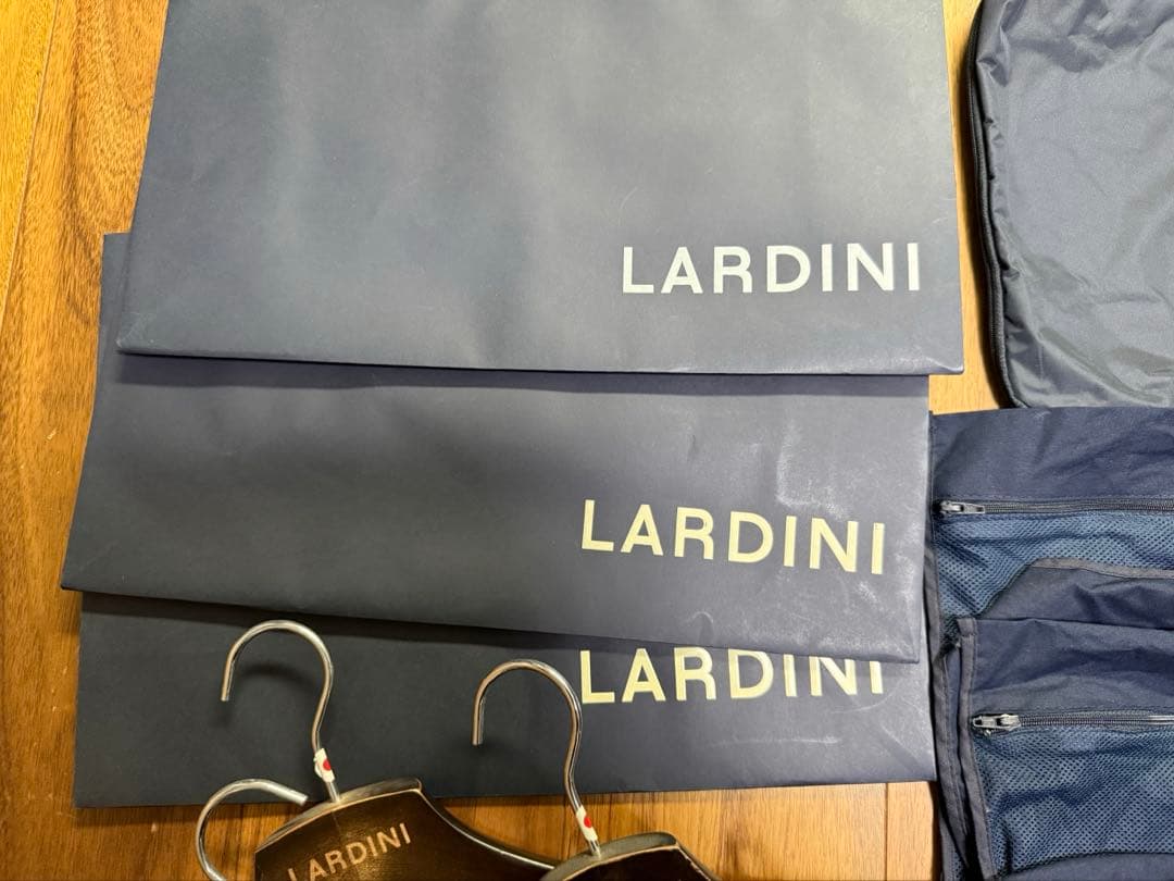 LARDINI ラルディーニ 木製ハンガー＋ガーメントバッグ＋衣類袋、他