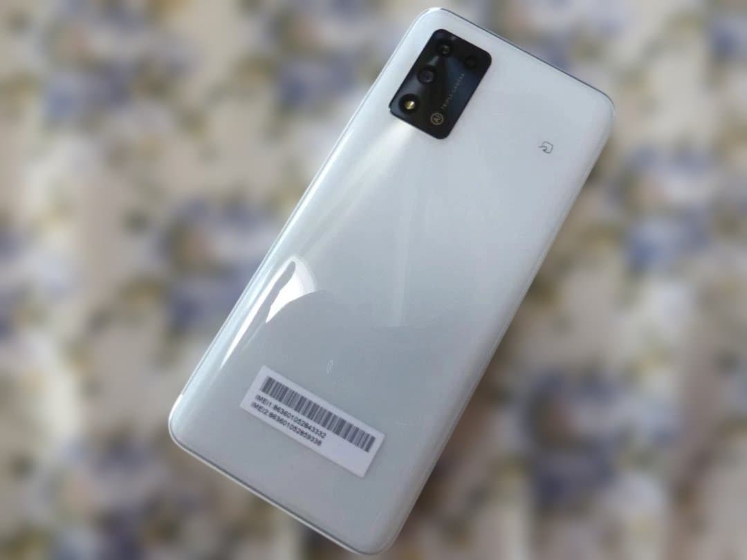 美品 Libero 5G II 64GB ホワイト A103ZT SIMフリー