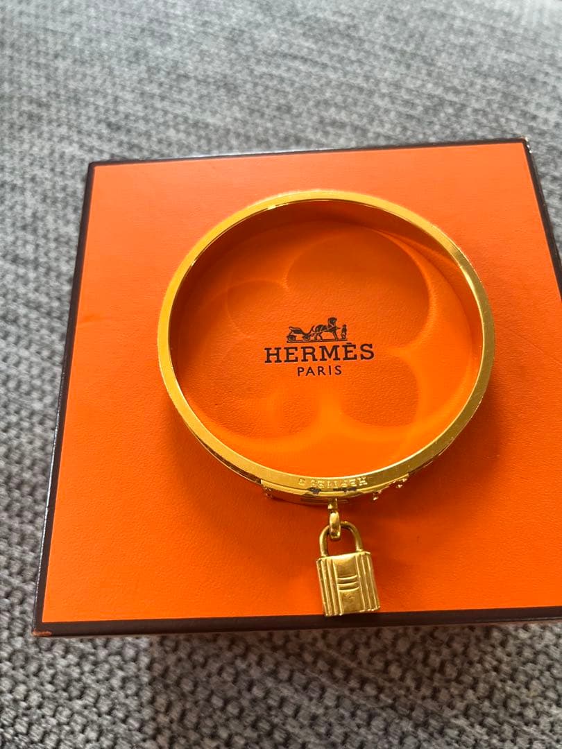 HERMES ゴールドロック付きバングル