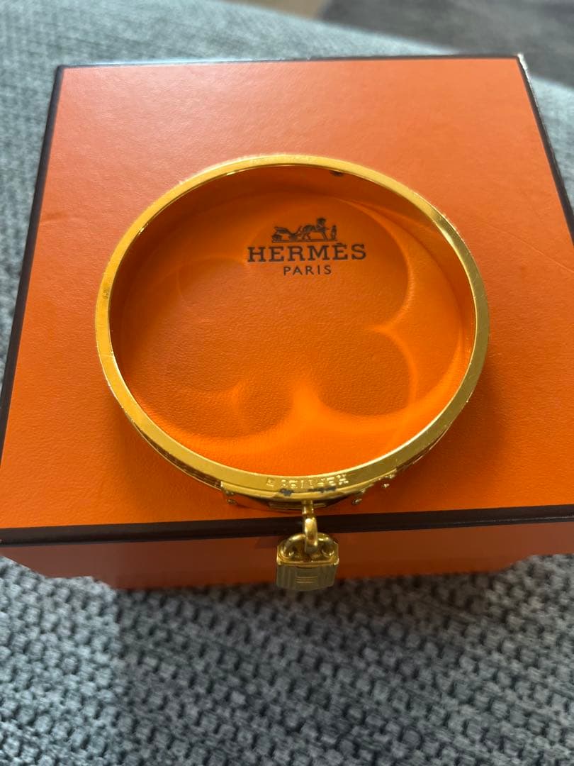 HERMES ゴールドロック付きバングル