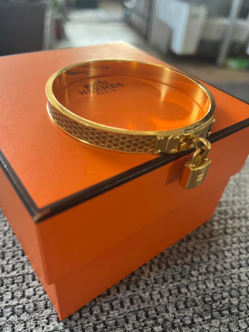 HERMES ゴールドロック付きバングル
