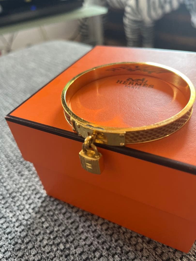 HERMES ゴールドロック付きバングル