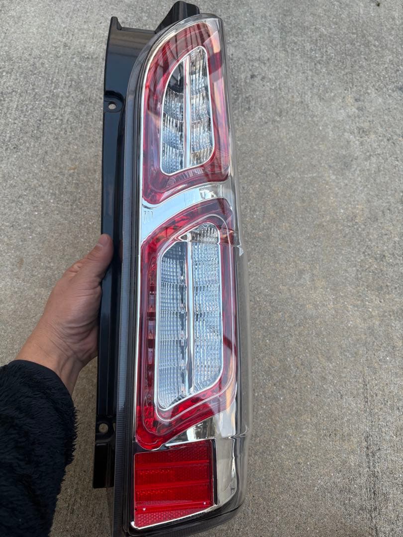 【美品】ハイエース テールランプ 左右セット LEDテールランプ　コネクタ式