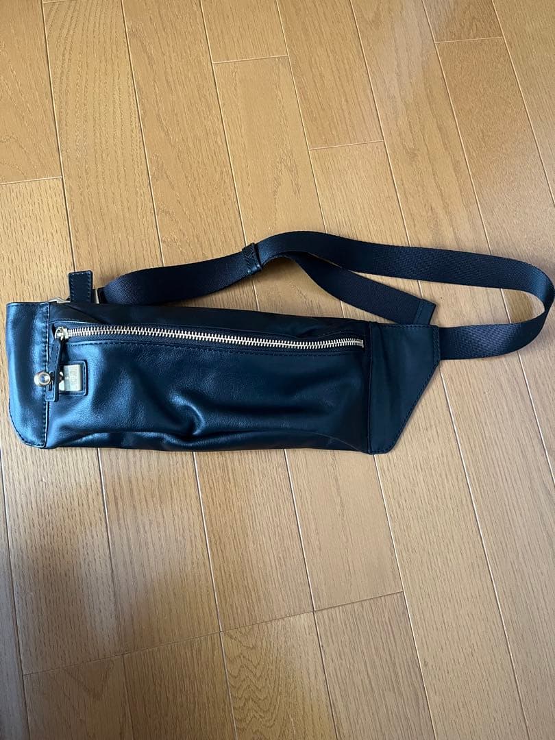 レザー クロスボディバッグ